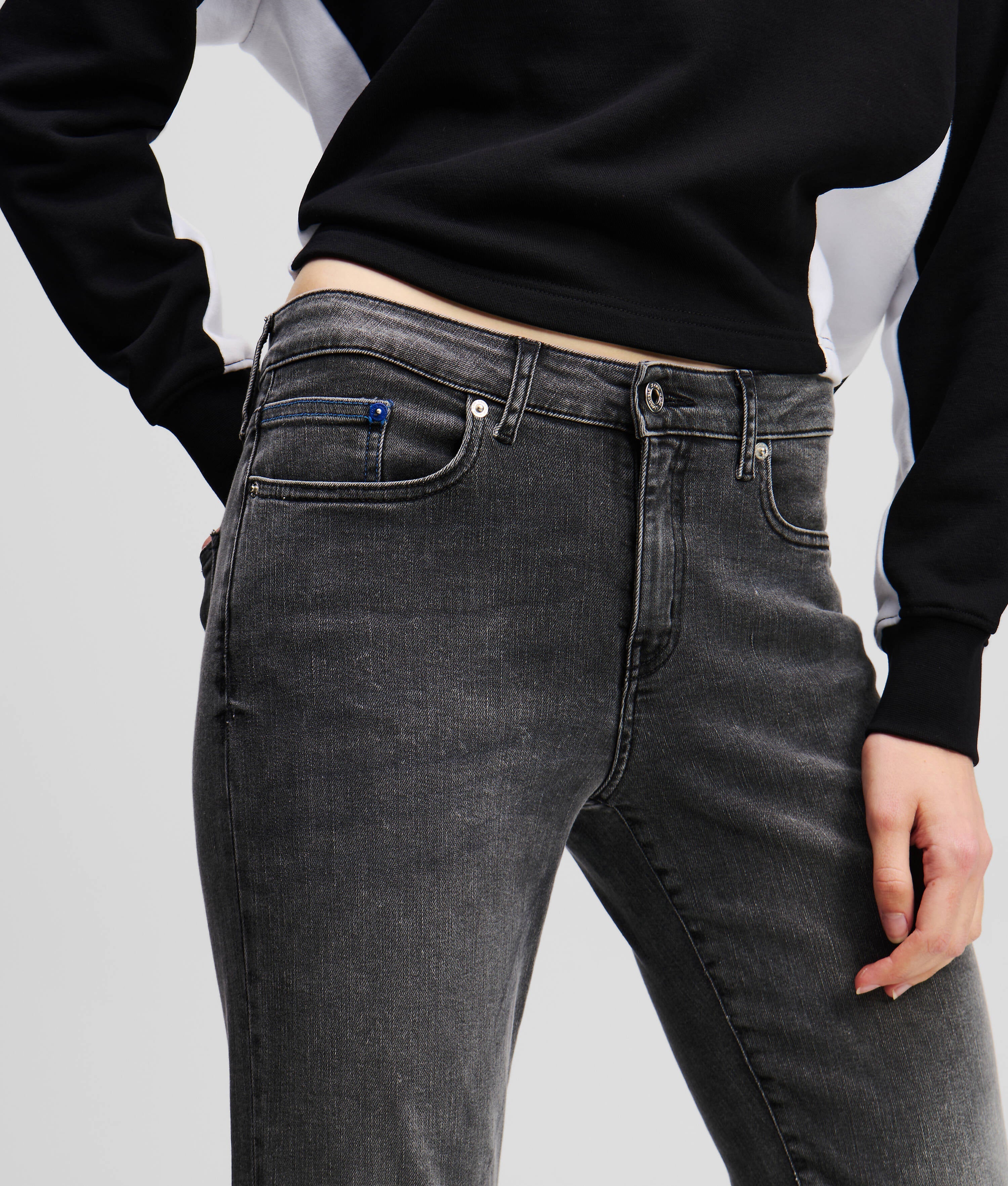 MID-RISE SLIM JEANS